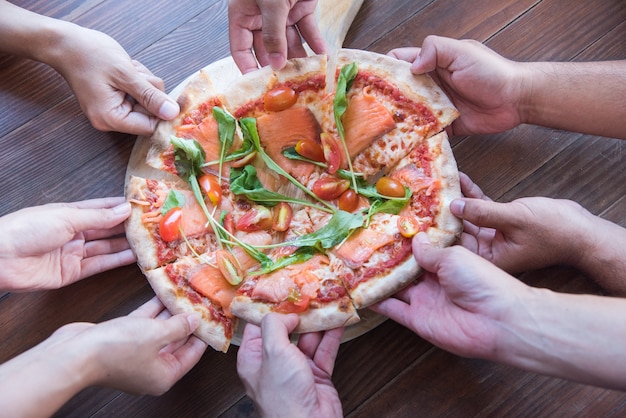 Hand Gezeichnet Auf Stucke Von Pizza Pizza Teilen Anteil Des Geschafts An Die Aktionare Premium Foto