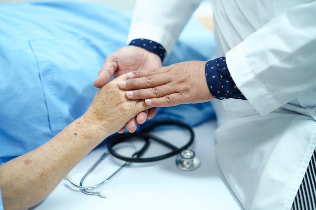 Hand halten asiatischer älterer oder älterer patient der alten dame mit liebe, sorgfalt, ermutigen und empat Premium Fotos