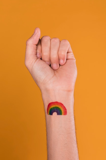 Hand mit gemaltem regenbogen Kostenlose Fotos