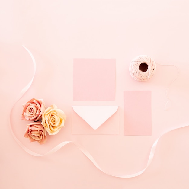 Handgemachte hochzeitseinladung mit korallentönen Kostenlose Fotos