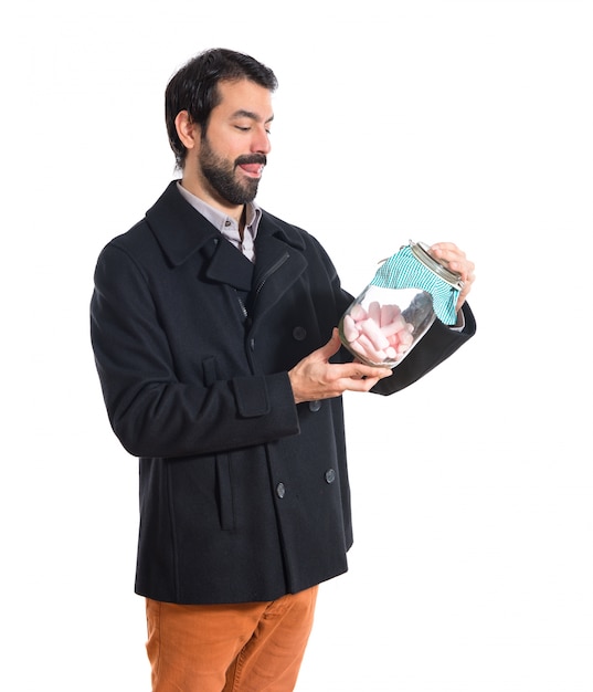 Handsome mann mit glas mit süßigkeiten im inneren