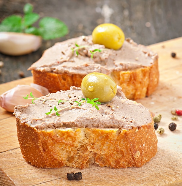 Hausgemachte fleisch snack hühnerleberpastete mit herzhaften und oliven ...