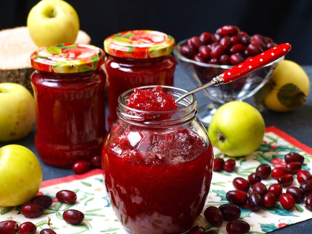 Hausgemachte marmelade aus hartriegel und äpfeln befindet