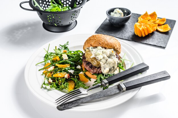 Hausgemachter Hamburger Mit Blauschimmelkase Marmorade Und Marmelade Aus Zwiebeln Eine Beilage Aus Salat Mit Rucola Und Orangen Weisse Oberflache Draufsicht Premium Foto