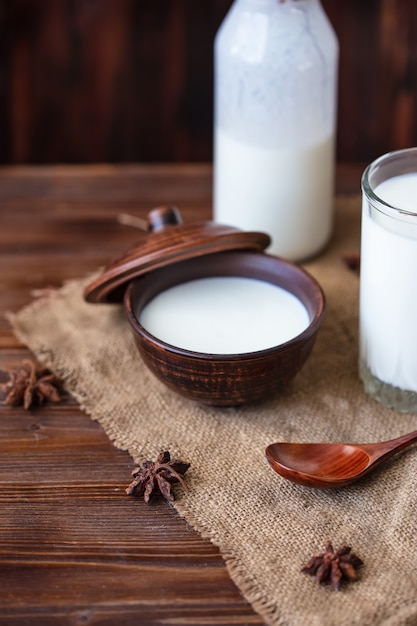 Hausgemachter joghurt in einer tasse, ein glas kefir mit probiotika probiotisches kalt fermentiertes milchgetränk trendy essen und trinken textfreiraum rustikaler stil. Premium Fotos