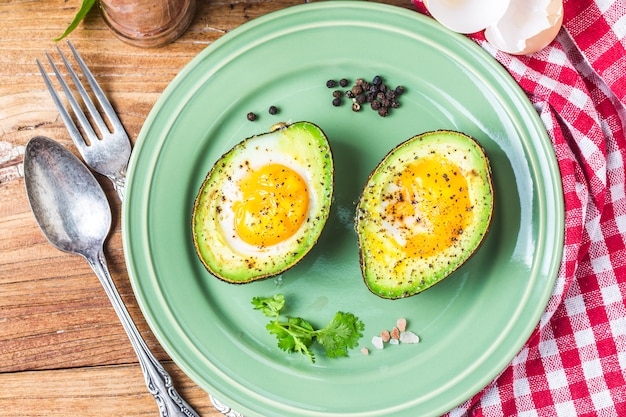 Hausgemachtes bio-ei gebacken in avocado mit salz und ...