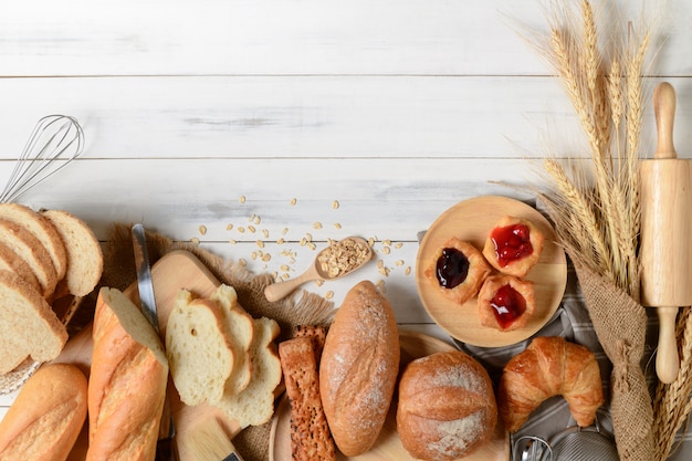 Hausgemachtes brot oder brötchen, croissant und bäckerei Premium Fotos