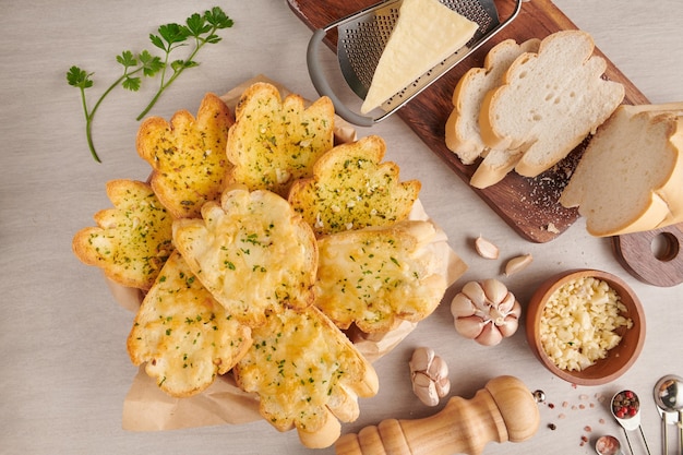 Hausgemachtes leckeres brot mit knoblauch, käse und kräutern auf dem ...