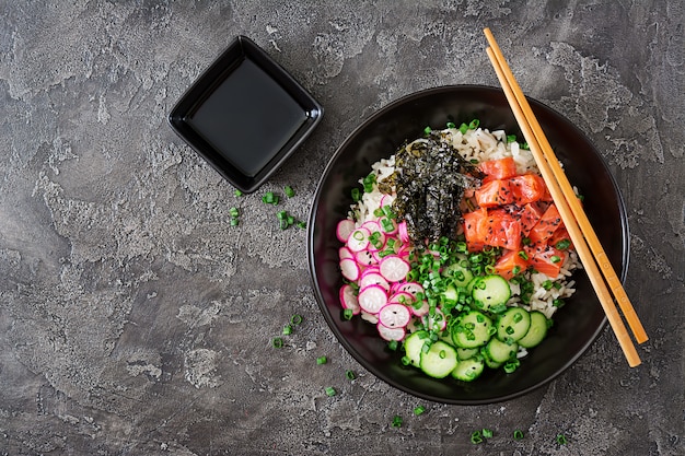 Download Hawaiian lachs fisch poke bowl mit reis. ansicht von oben. flach liegen | Kostenlose Foto