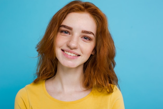 Headshot Portrait Von Glucklichen Ingwer Rote Haare Madchen Mit Freckles Lachelnd Blick In Die Kamera Pastell Blauen Hintergrund Text Kopieren Kostenlose Foto