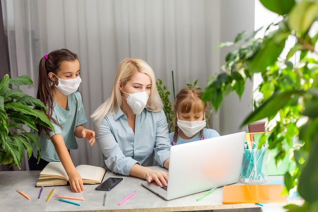 Heimbüro. von zu hause aus arbeiten vs. mutter mit zwei