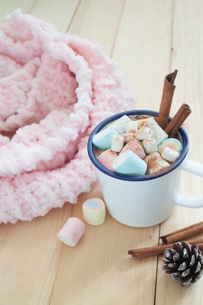 Heiße schokolade mit marshmallows und zimtstangen. pastellfarbe ...