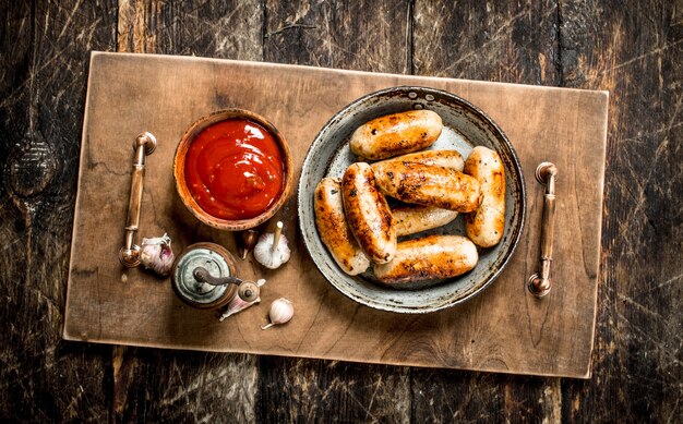 Heiße würstchen in einer pfanne mit tomatensauce | Premium-Foto