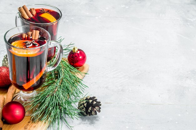 Heißer glühwein zu weihnachten mit aromatischen gewürzen. | Premium-Foto