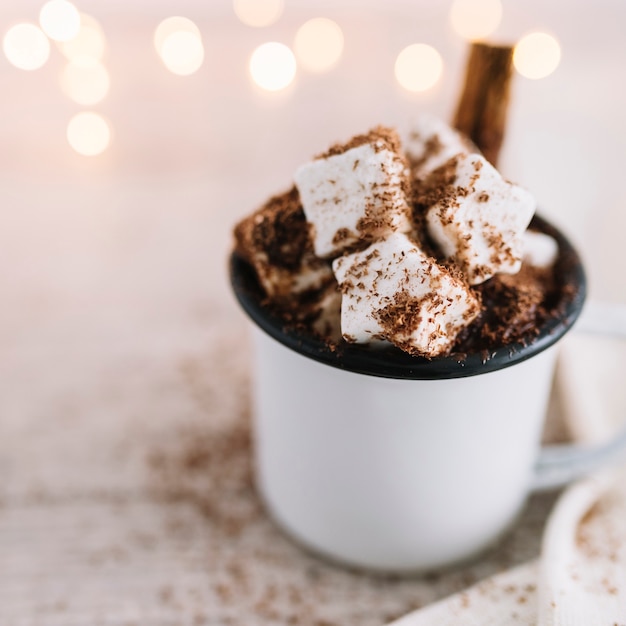 Heißer kakao mit marshmallows in der schale | Kostenlose Foto