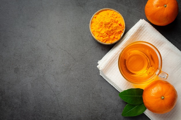 Heißer orangentee und frische orange auf dem tisch | Kostenlose Foto