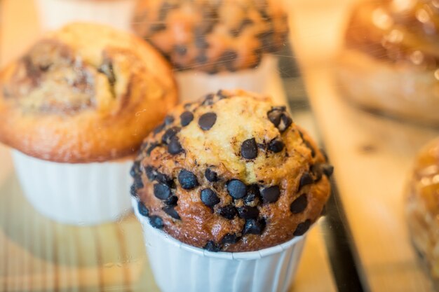 Hell im kühlschrank farbigen kuchen. | Kostenlose Foto