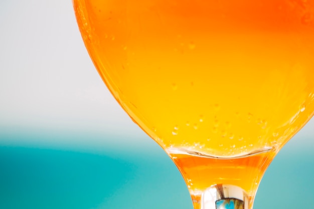 Helles orange frisches getränk im runden glas | Kostenlose Foto