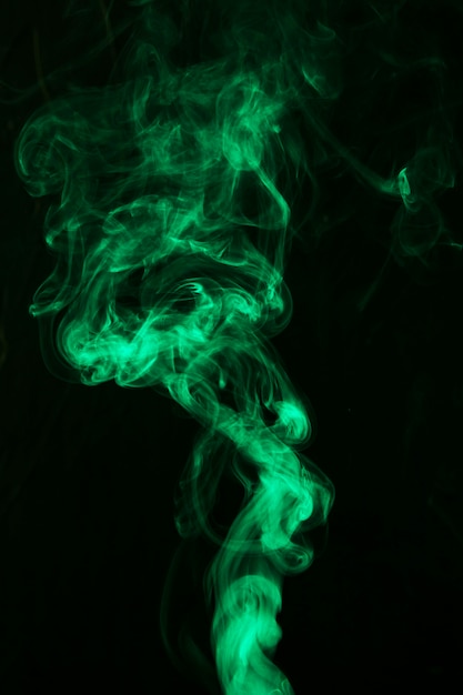 Hellgrüner rauch auf schwarzem hintergrund | Kostenlose Foto