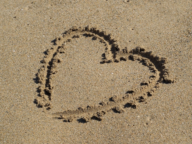 Herz Das Einen Finger Im Sand Zeichnet Premium Foto