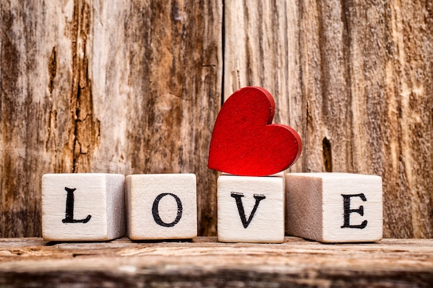 Herz und holzklötze mit wort liebe PremiumFoto