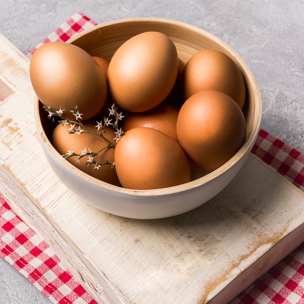 High angle eier und blume in schüssel | Kostenlose Foto