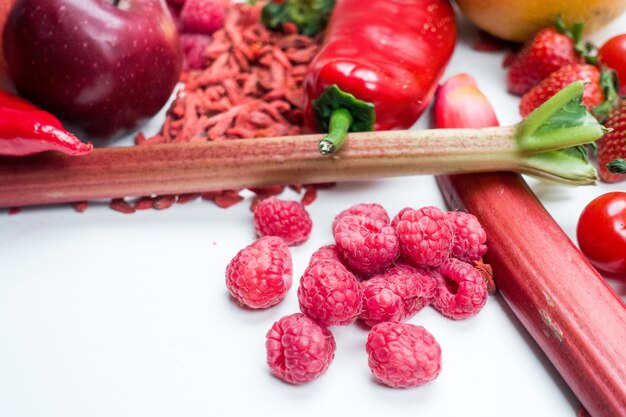 Himbeeren Und Anderes Rotes Obst Und Gemuse Auf Einem Weissen Hintergrund Kostenlose Foto