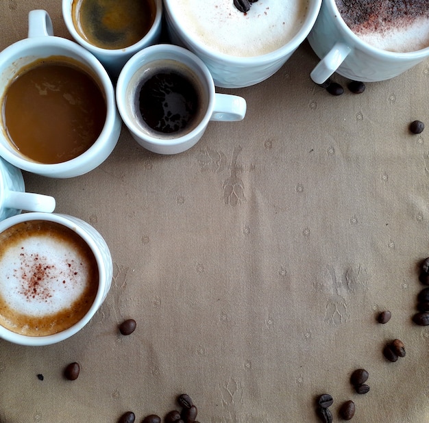 Hintergrund mit vielen tassen kaffee von oben Premium Fotos