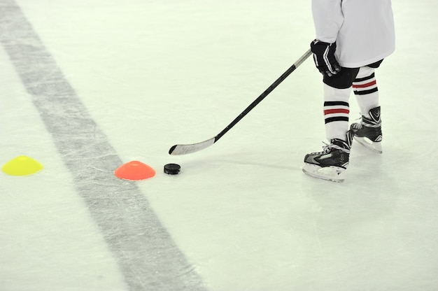 Hockeyspieler mit dem puck auf training Premium Fotos