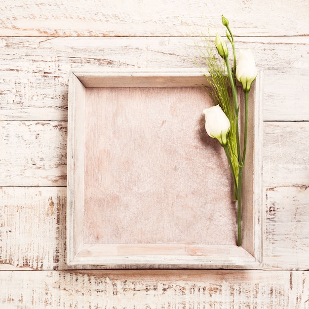 Hölzerner hintergrund mit blumenstrauß der weißen blumen ...