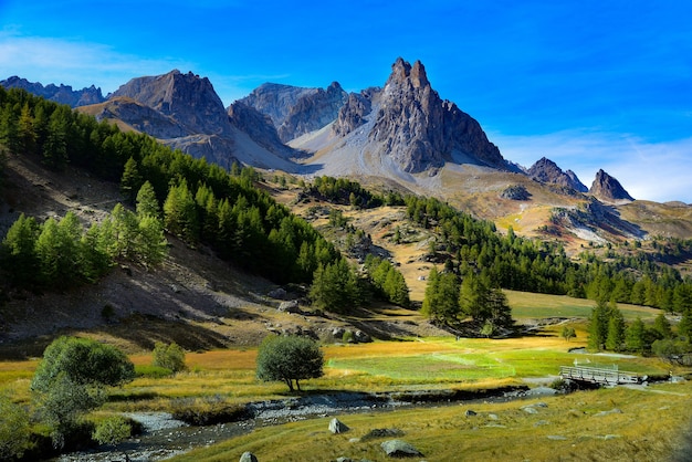 Hohe Berge Und Hugel Mit Waldern Bedeckt Kostenlose Foto