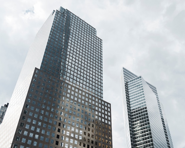 Hohe gebäude des niedrigen winkels mit grauen wolken Kostenlose Fotos