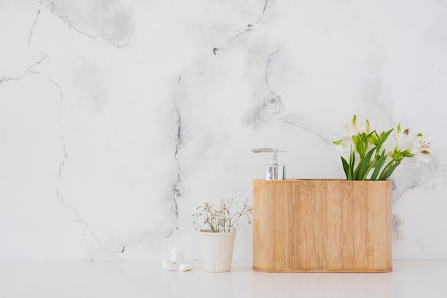 Holzkiste mit badeprodukten und blumen mit kopienraum Kostenlose Fotos