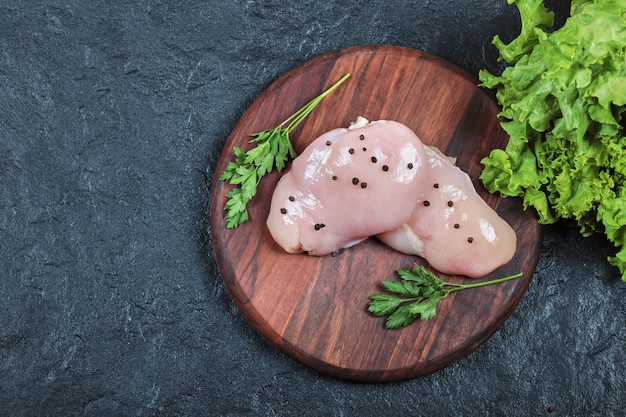 Holzteller Mit Rohem Hahnchenfilet Mit Gemuse Auf Dunklem Tisch Draufsicht Kostenlose Foto