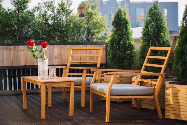 Holztisch Und Stuhle Auf Einer Terrasse Auf Dem Dach Kostenlose Foto