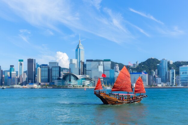 Hong kong-hafen mit ramschboot | Premium-Foto