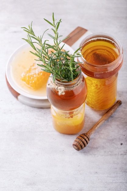 Honig im glas mit bienenwabe PremiumFoto