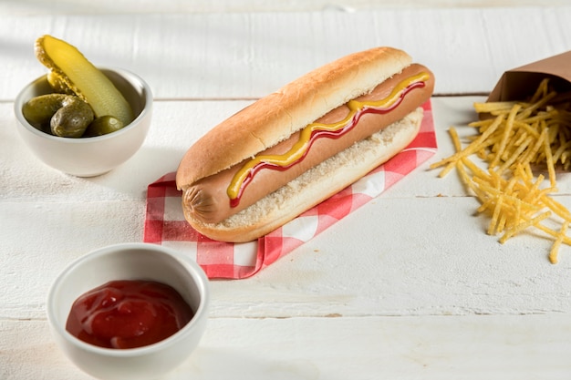Hot dog mit käse und gewürzen | Kostenlose Foto