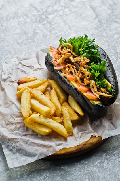 Hotdog Mit Rindfleischwurst Und Karamellisierten Zwiebeln In Einem