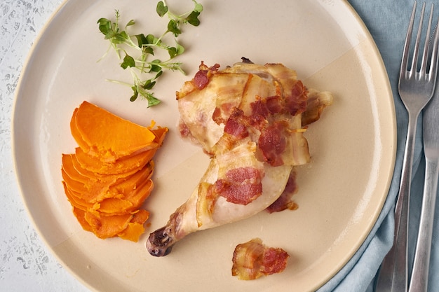 Hühnerbein mit batata und speck Premium Fotos
