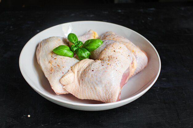 Huhnerfleischstucke Rohe Huhnerbeine Oberschenkel Naturprodukt Premium Foto