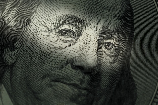 Hundert-dollar-schein - benjamin franklin. tiefenschärfe Premium Fotos