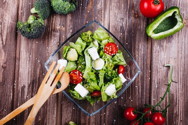 Ideen Zum Mittag Oder Abendessen Frischer Gruner Salat Avocado Gruner Paprika Kirschtomaten Kostenlose Foto