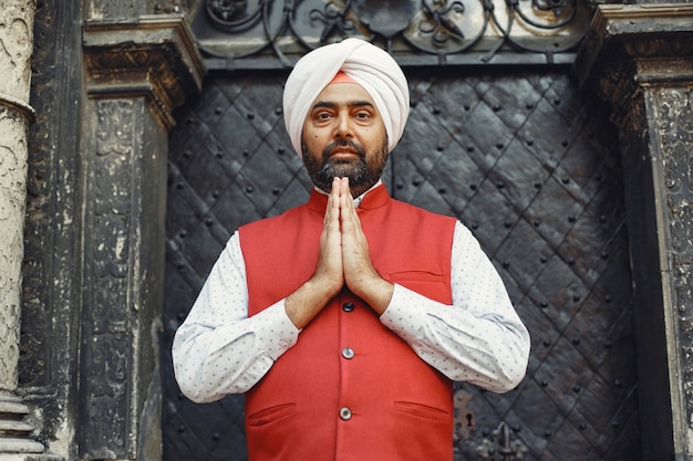 Inder In Einer Stadt Mannchen In Einem Traditionellen Turban Hinduist In Einer Sommerstadt Kostenlose Foto