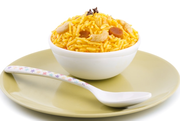 Indische küche pulao auf weißem hintergrund Premium Fotos