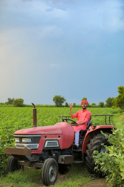 Indischer Bauer Der Mit Traktor Am Feld Arbeitet Premium Foto