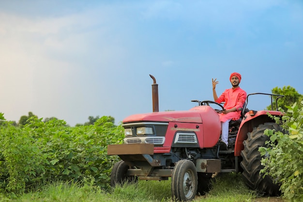 Indischer Bauer Der Mit Traktor Am Feld Arbeitet Premium Foto