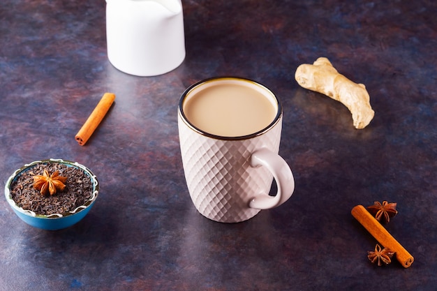 Indischer masala chai tee mit gewürzen in einer tasse | Premium-Foto