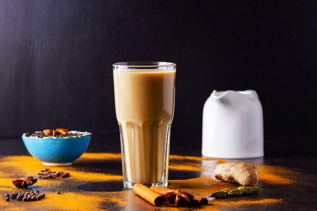 Indischer masala chai tee mit gewürzen in einer tasse | Premium-Foto