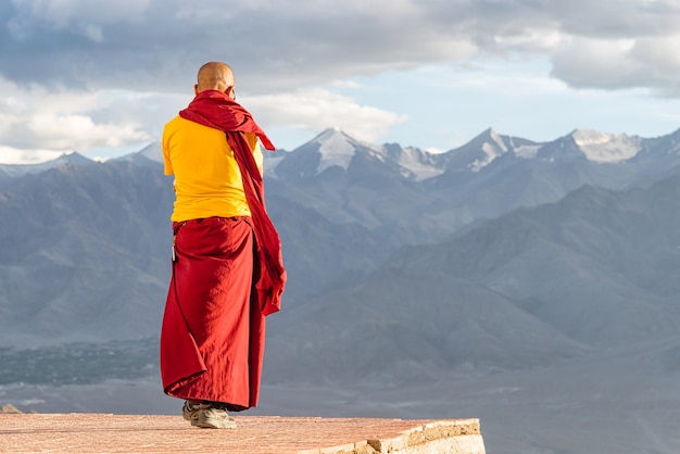 Indischer Tibetanischer Monch Lama Der Vor Bergen Steht Premium Foto